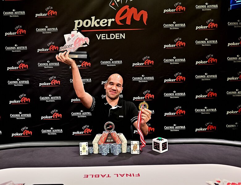 Poker EM Sieger NLH Main Event Jan Zupec mit Pokal