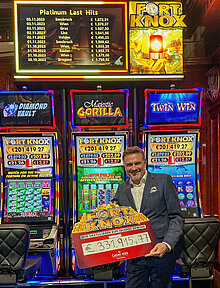 Casino Wien Direktor Reinhard Deiring mit dem symbolischen Siegerscheck