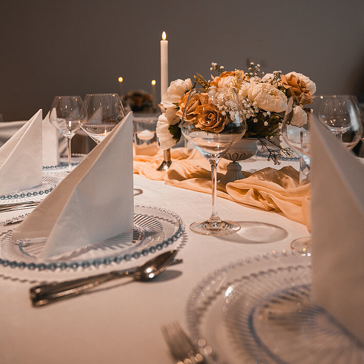 Ein festlich gedeckter Tisch im Partnerrestaurant La Strada8