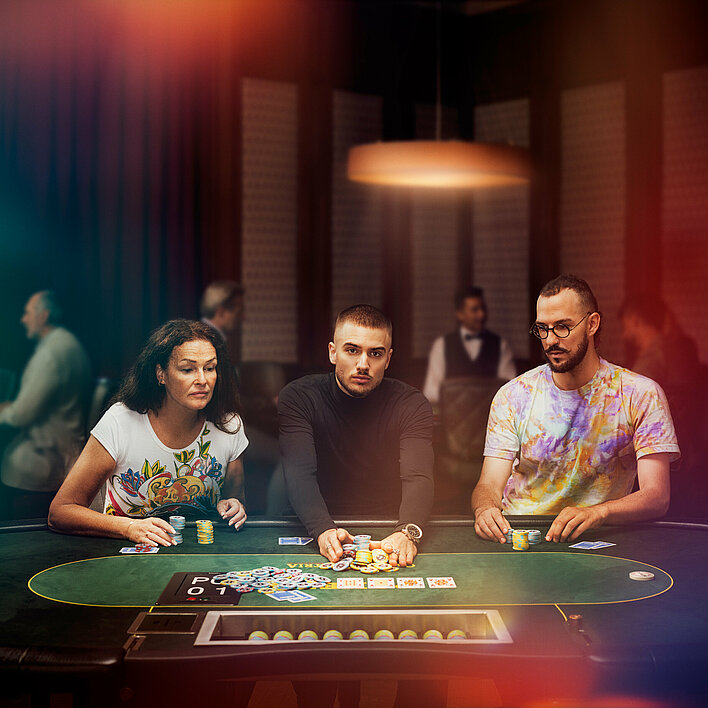 Gruppe bei Poker Turnier im Casino