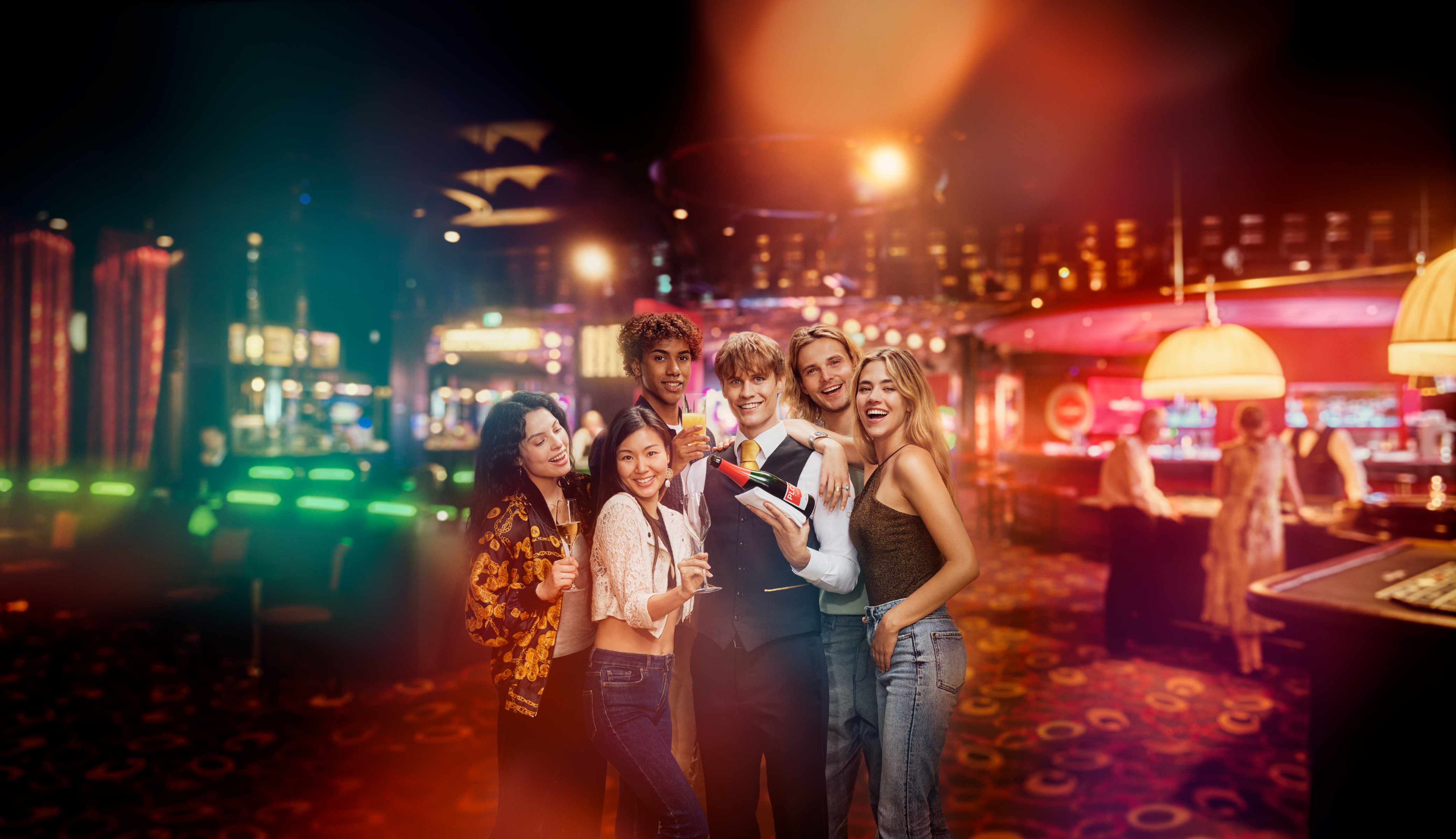 Casino Gruppe Fun & Friends All-in-one und Mitarbeiter mit Flasche Sekt