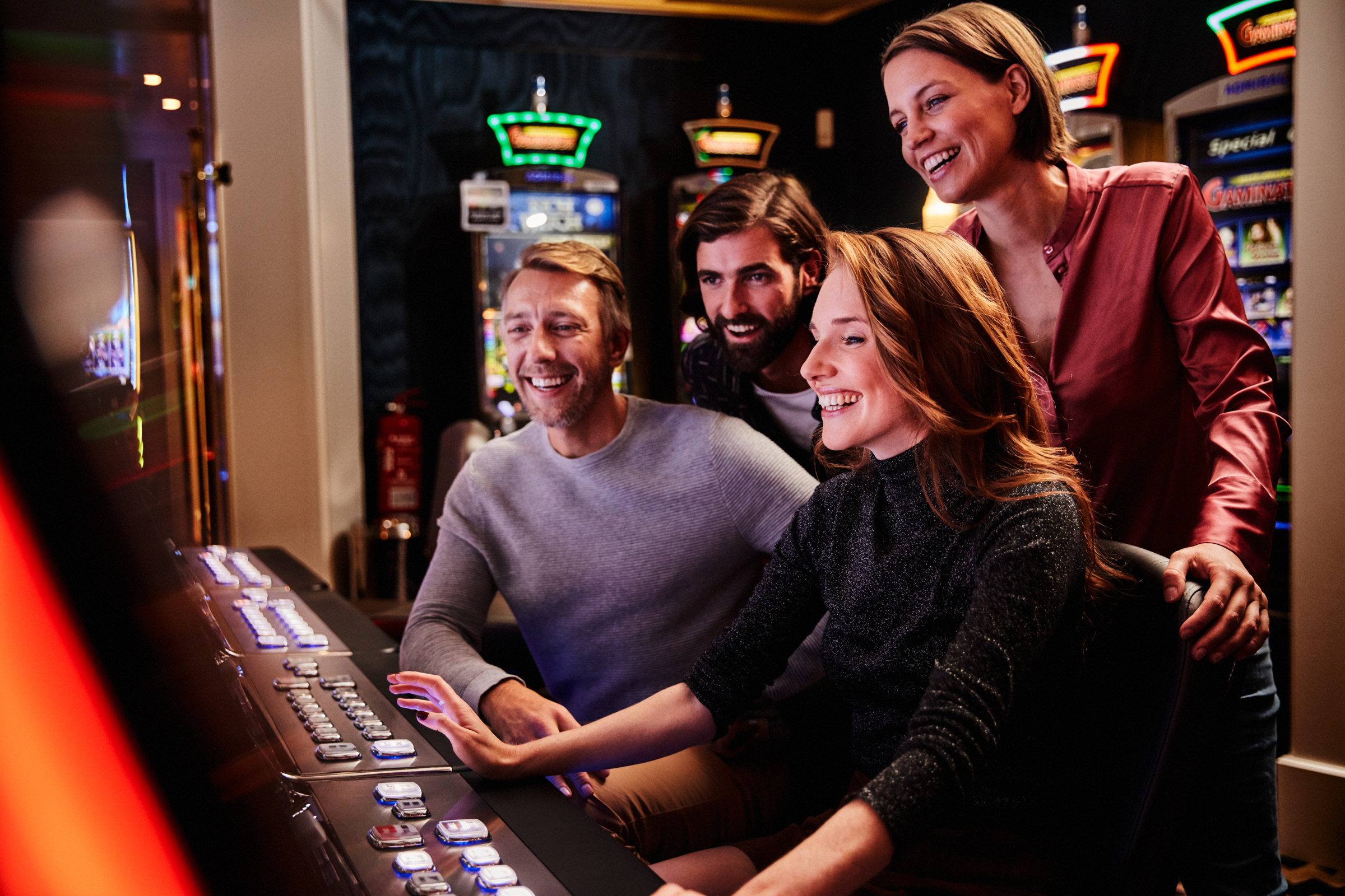Casinos Austria Automaten Model zwei Mann und zwei Frauen