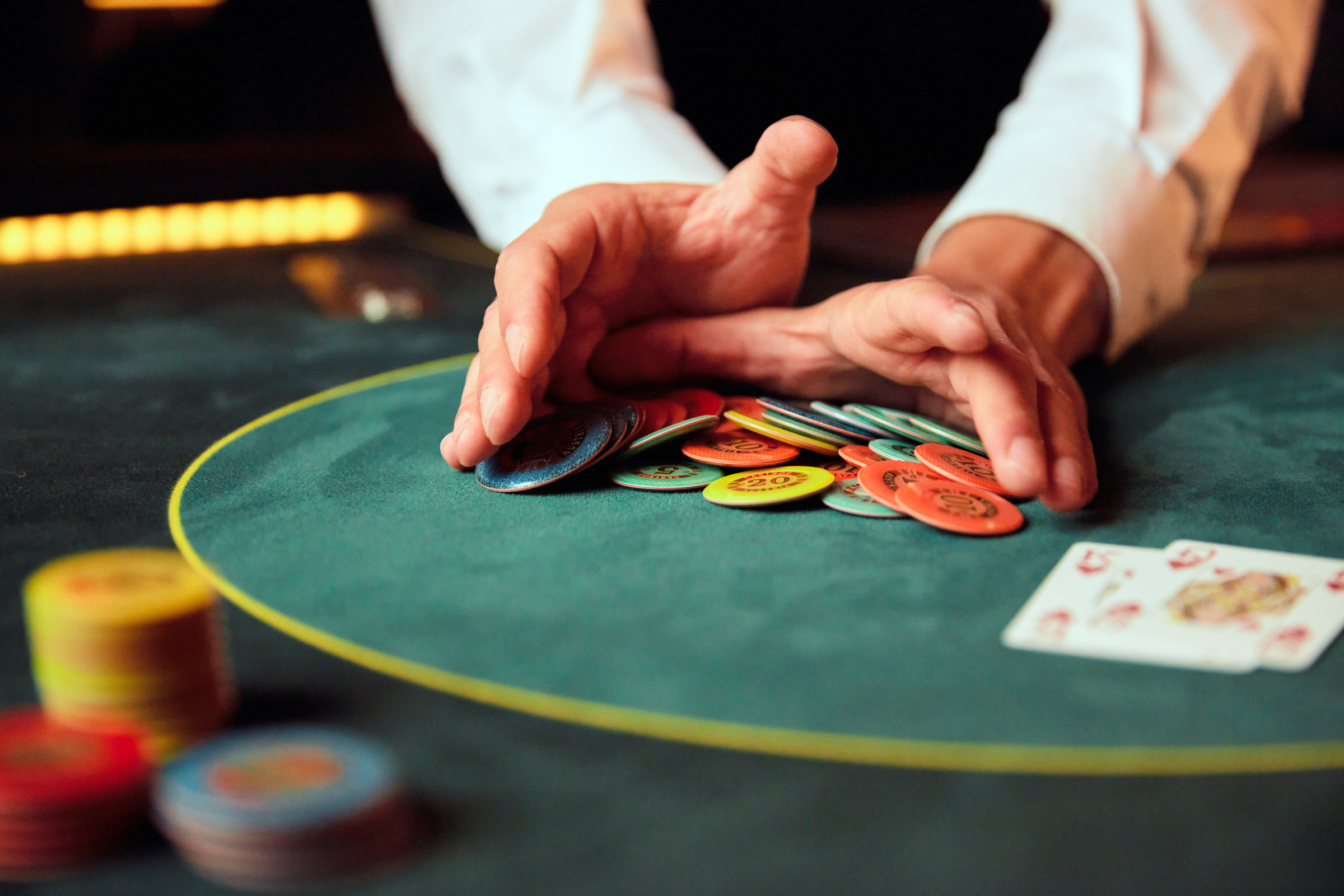 Casinos Austria Poker Close-up Dealer schiebt Jetons Pot Gewinn Cashgame