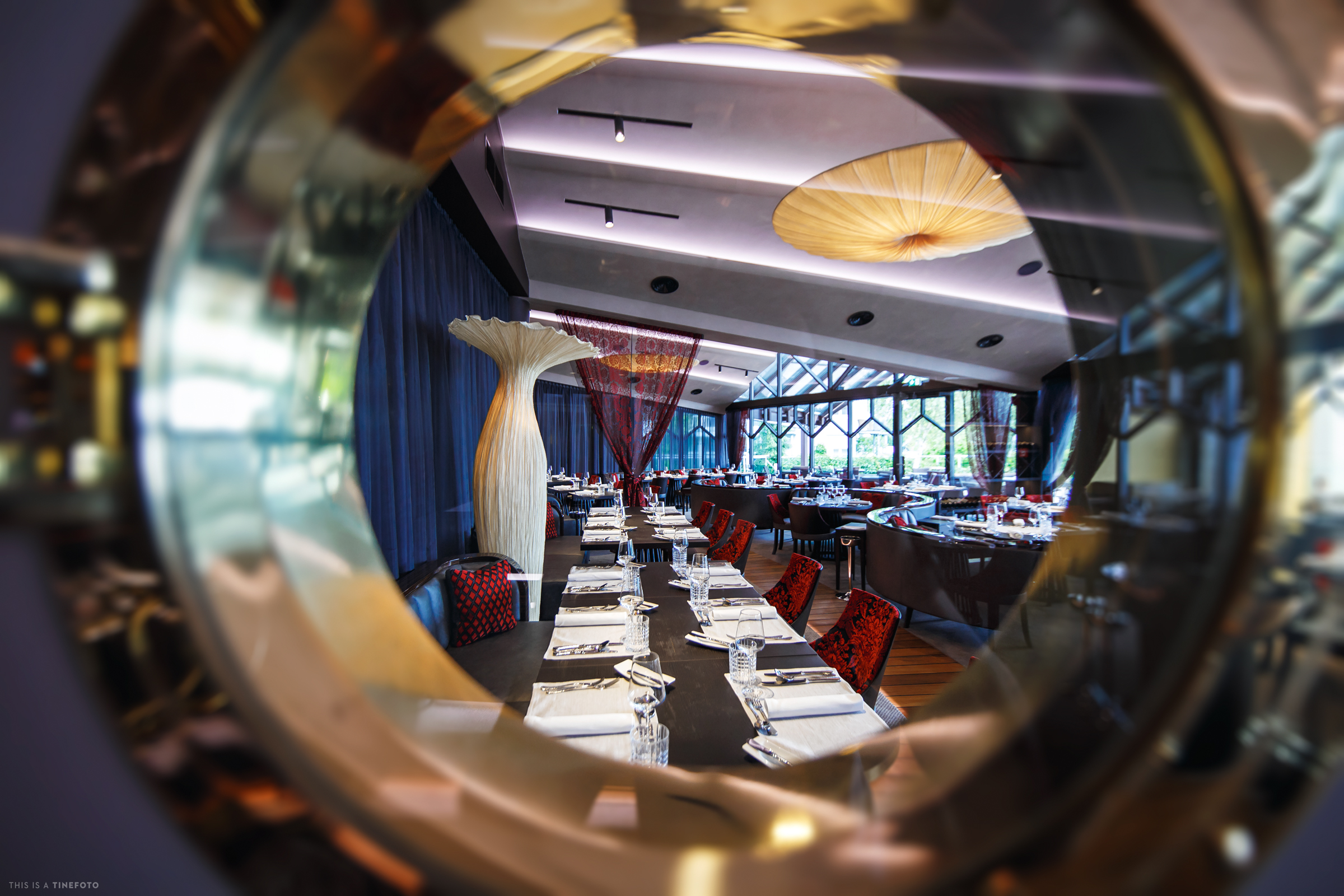 tinefotos.com Casino Restaurant Velden DIE YACHT Ansicht durch das Bullauge