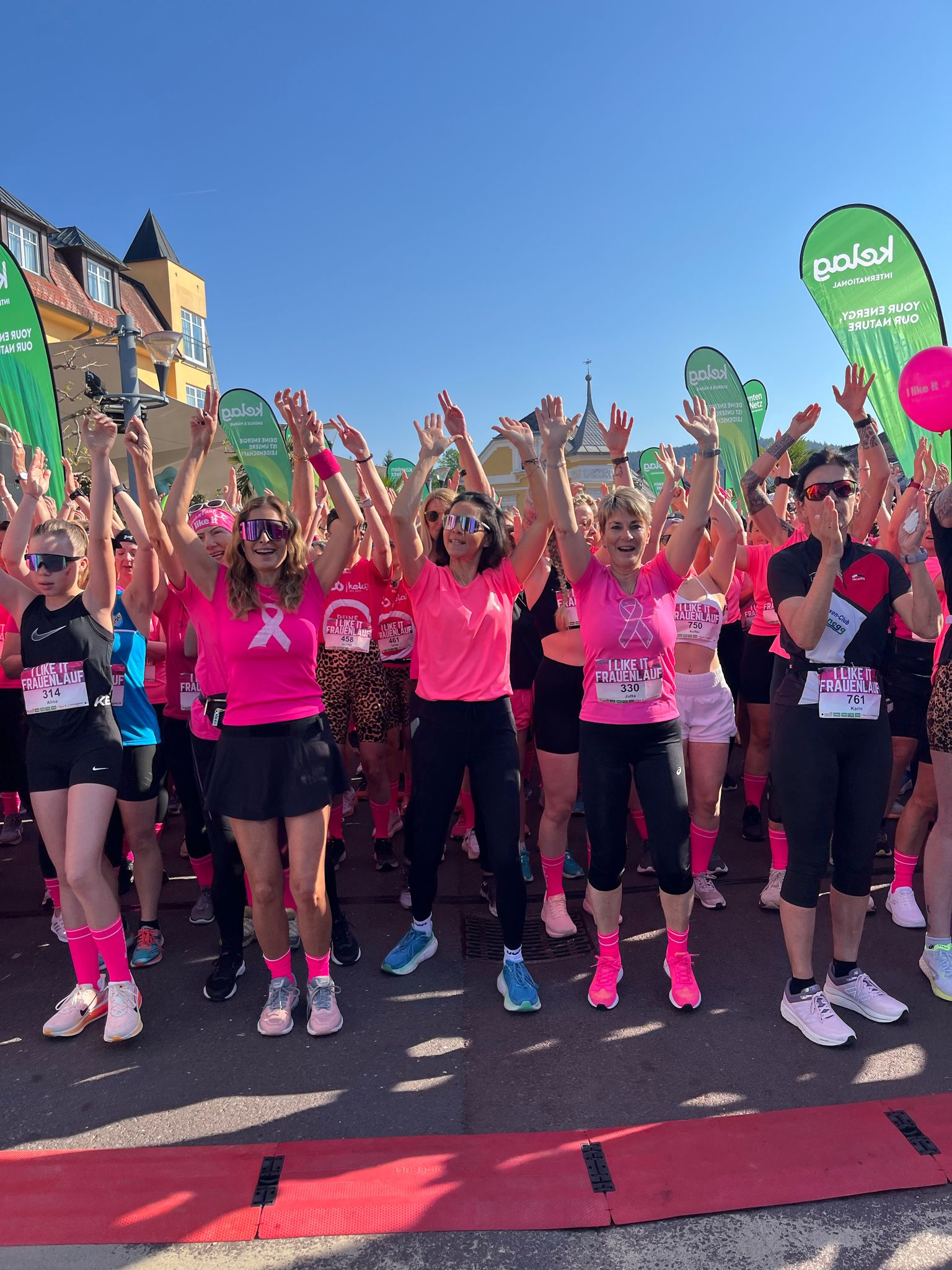 Viele Frauen mit pinken T-Shirt vor dem I Like it Frauenlauf Gelände