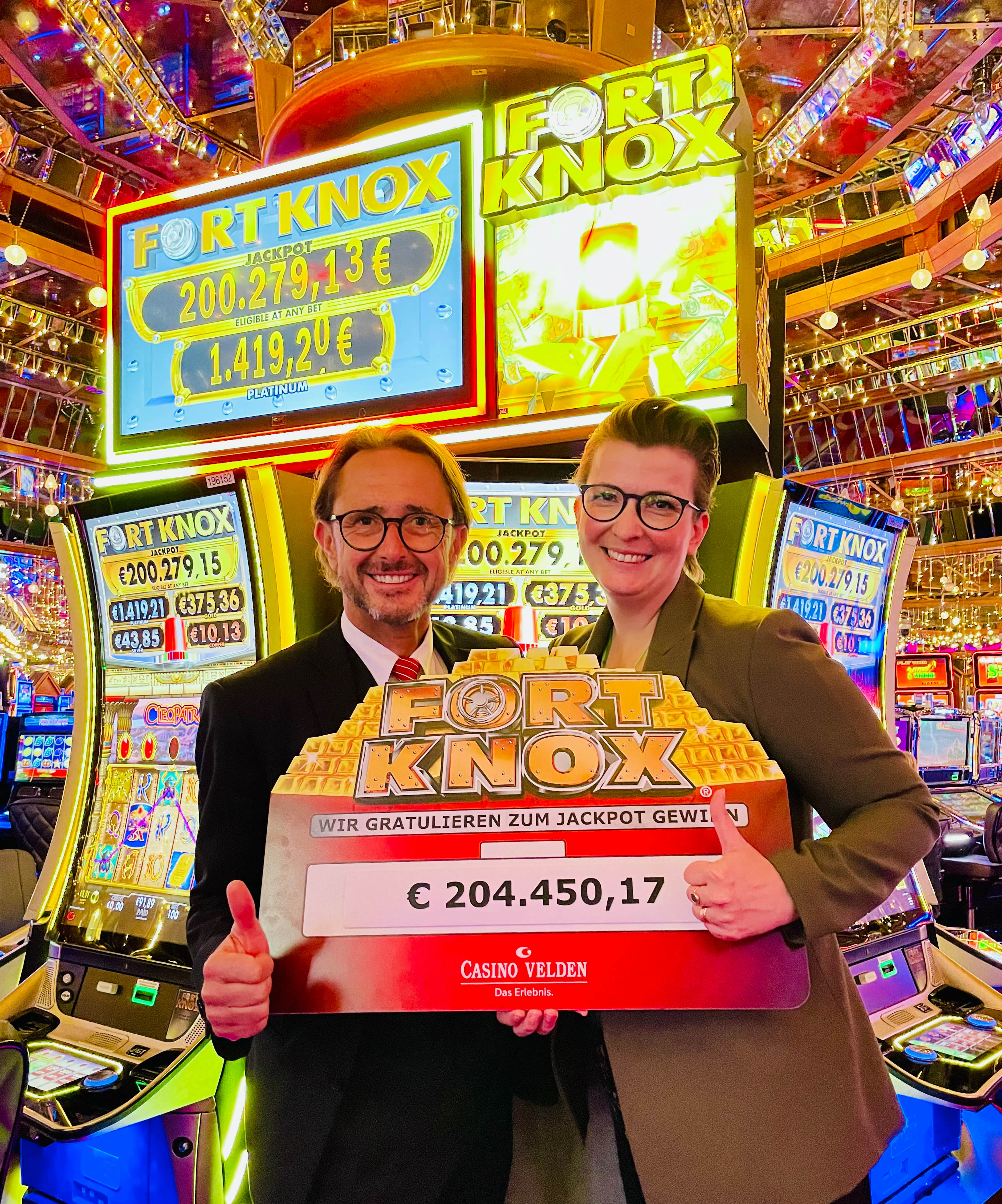 Floormanager Kühberger und Casino Direktorin Roseneder freuen sich mit dem Gewinner