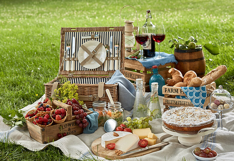 Picknickkorb auf grüner Wiese