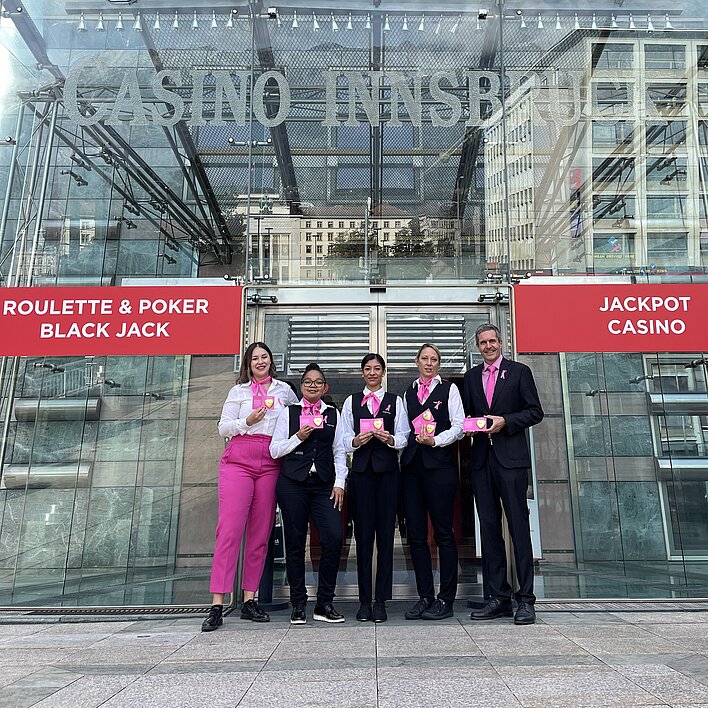 Pink Casino Night Team vor dem Casino Innsbruck