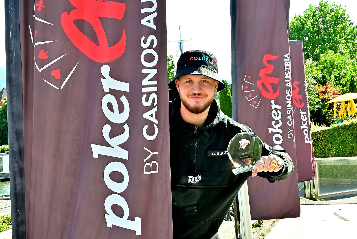 Gewinner vom NLH Bounty € 100 Turnier hält Trophäe in der Hand