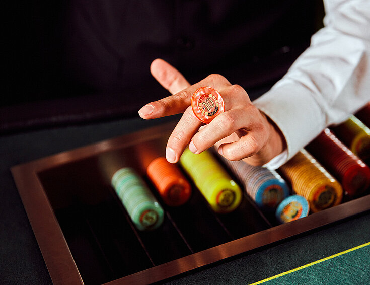 Casinos Austria Croupier Hand Trick Jeton wandert über Finger