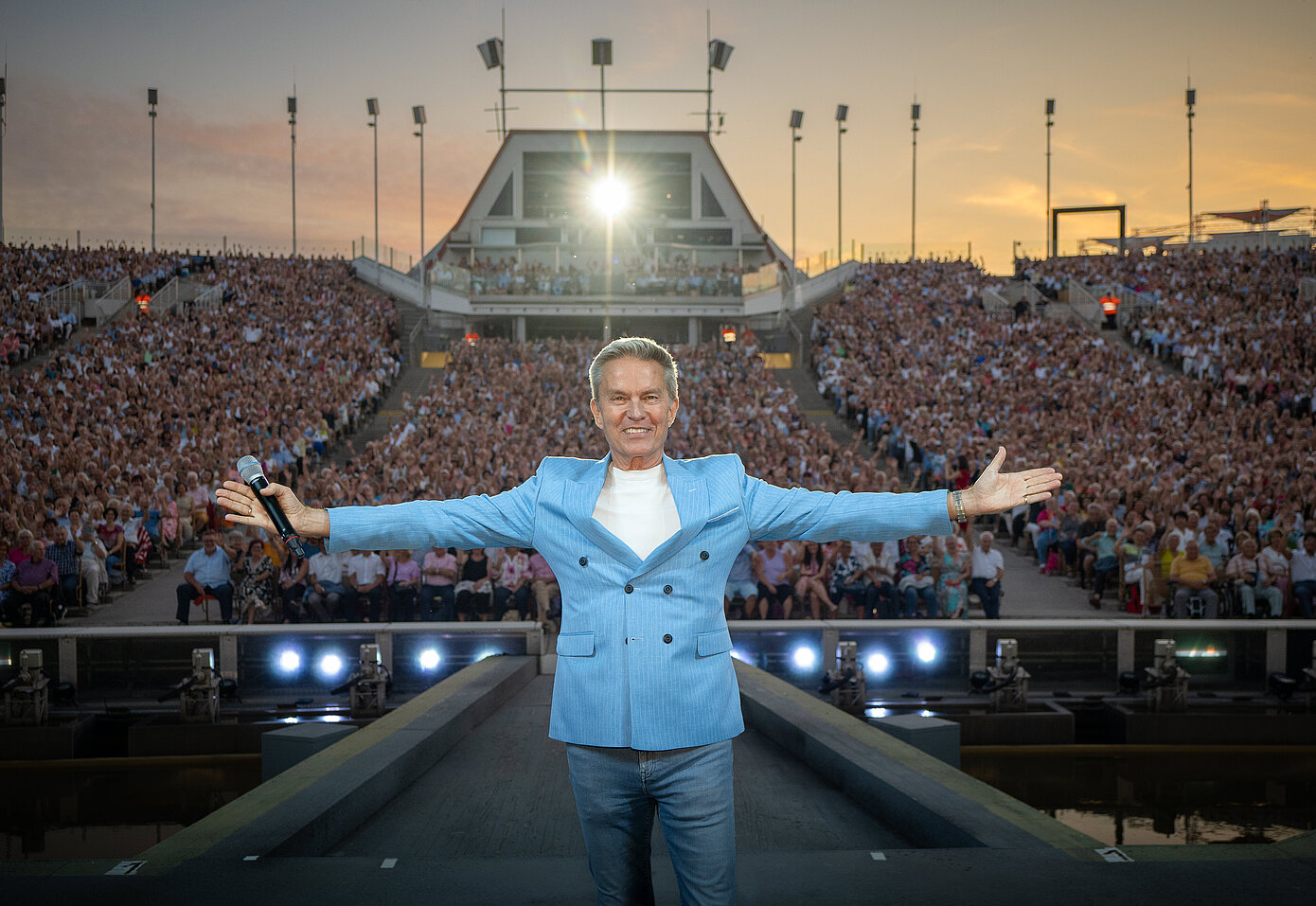 Alfons Haider vor der Tribüne der Seefestspiele Mörbisch