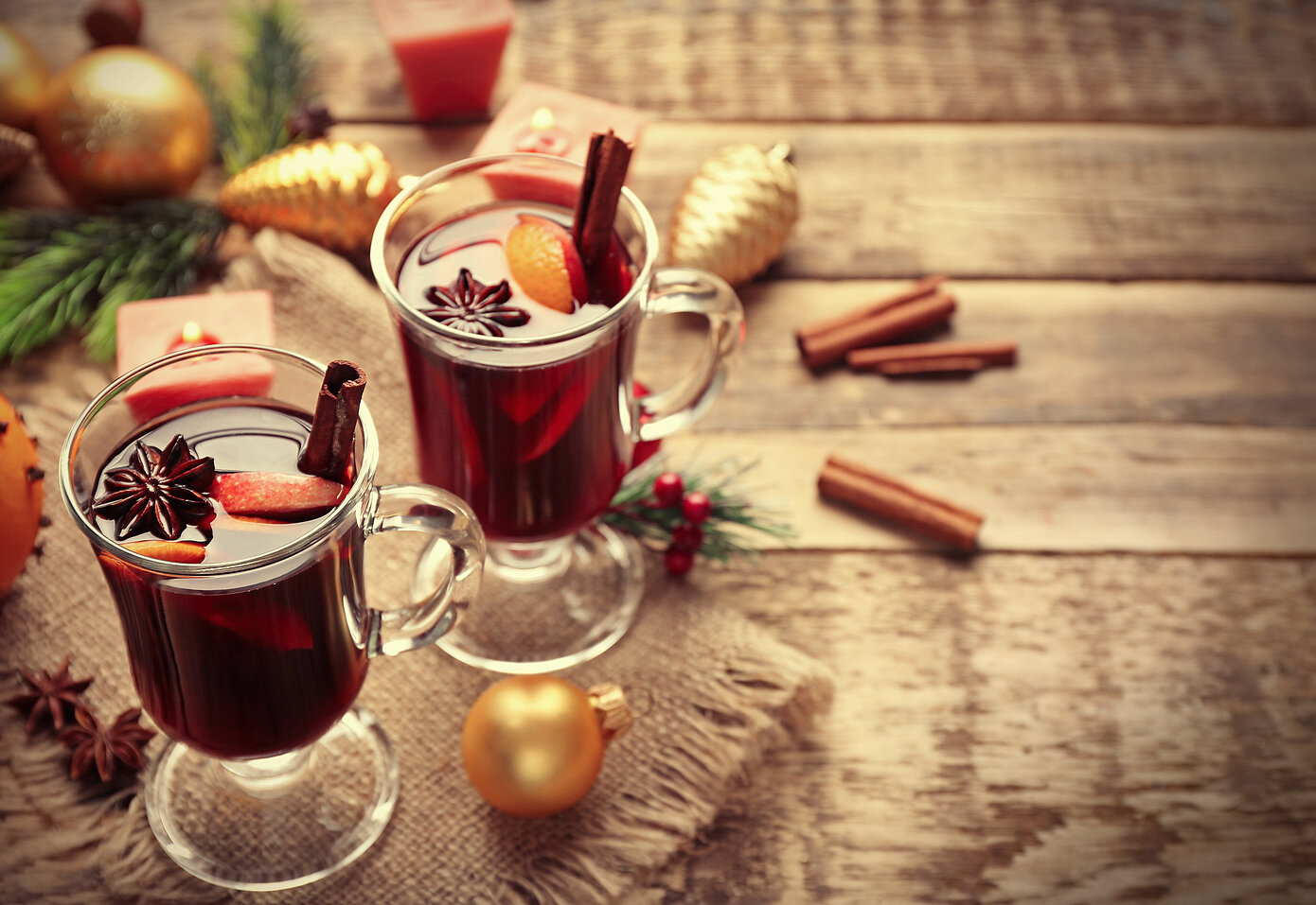 Glühwein-Gläser auf einem Tisch mit weihnachtlicher Dekoration