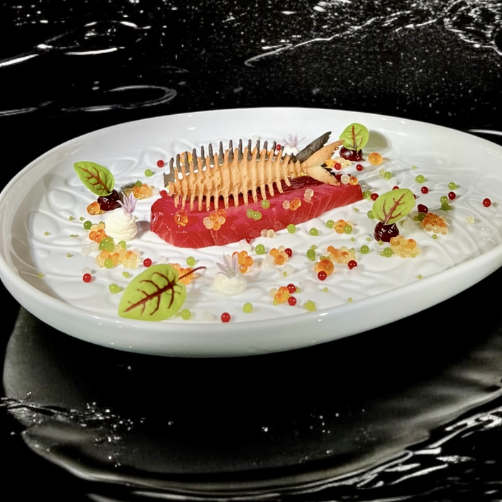 Lachs mit Kaviarbubbles dekorativ angerichtet