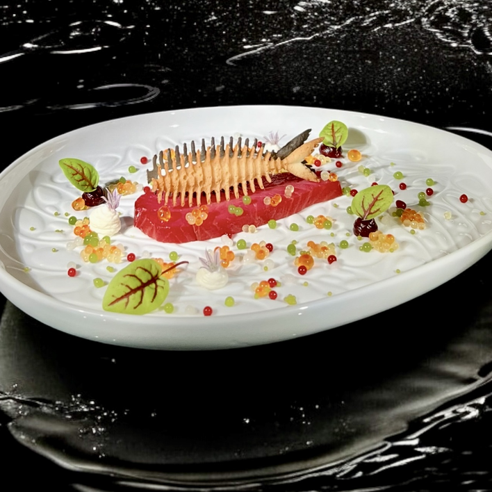Lachs mit Kaviarbubbles dekorativ angerichtet
