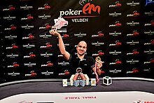 Poker EM Sieger NLH Main Event Jan Zupec mit Pokal