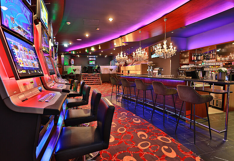 Automatenbereich mit Bar im Casino Linz