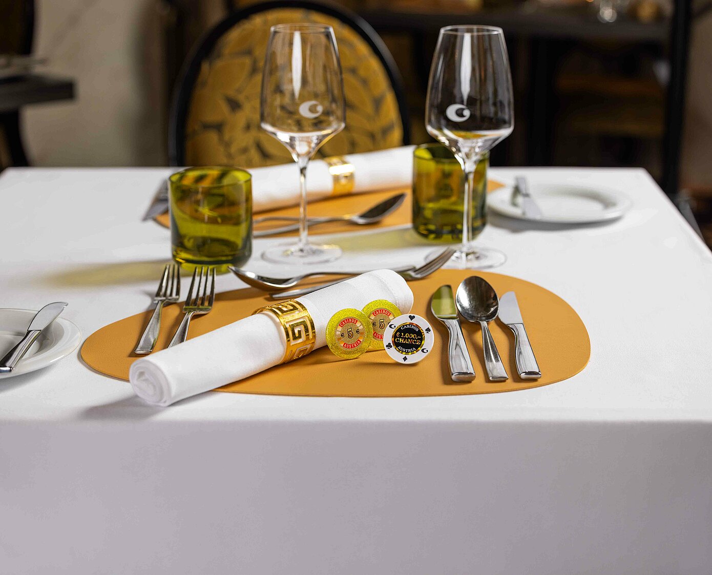 Gedeckter Tisch für Dinner und Casino im Casino Restaurant mit 10 Euro Begrüßungsjetons und Gewinnchance Jeton