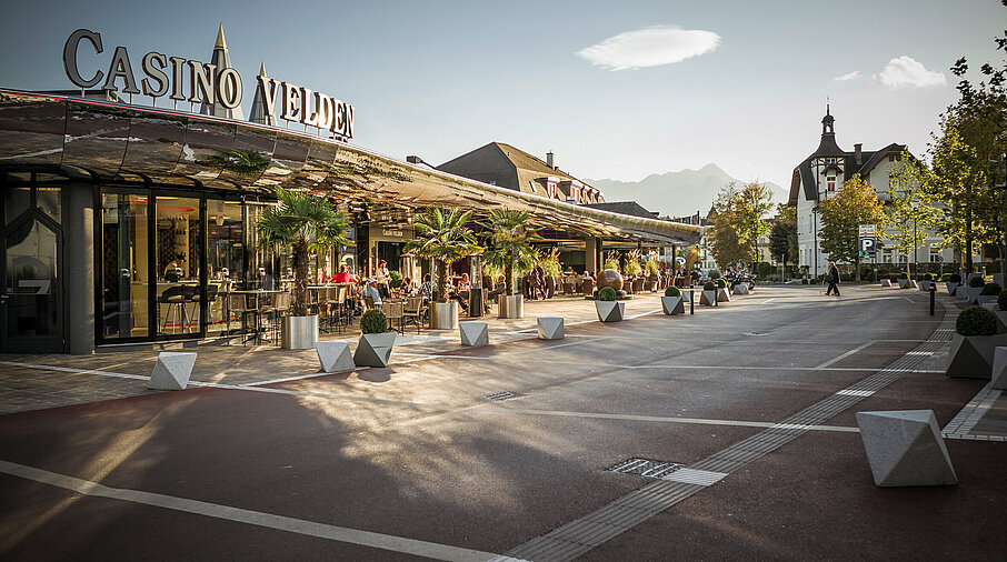 Casino Velden mit Casinoplatz bei Abenddämmerung
