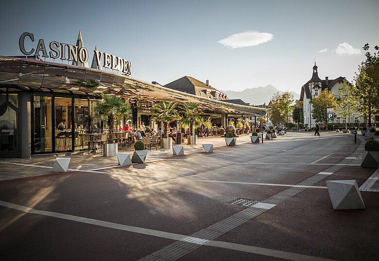 Casino Velden mit Casinoplatz bei Abenddämmerung