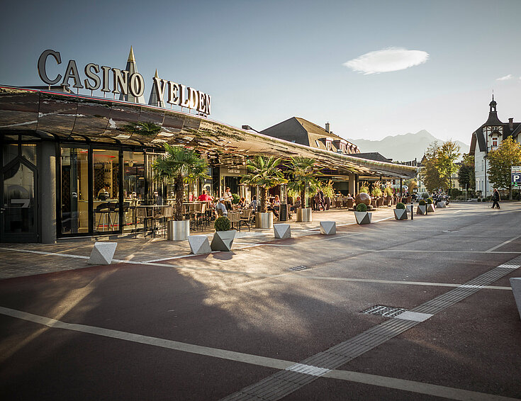 tinefotos.com Casino Velden mit Casinoplatz bei Abenddämmerung