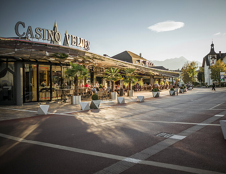 Casino Velden mit Casinoplatz bei Abenddämmerung