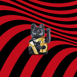 Der 13. - Dein Glückstag Glückskatze mit 13er auf rot-schwarz-gestreiftem Hintergrund