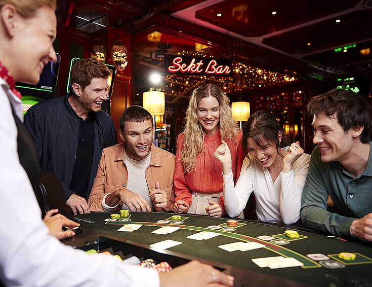 Gruppe von Menschen spielt Black Jack