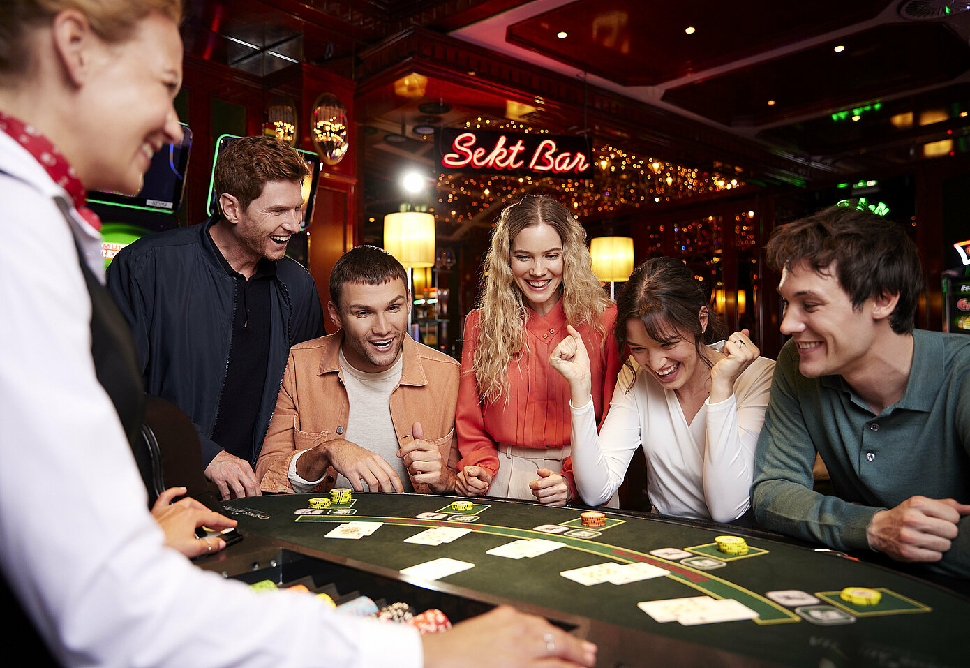 Gruppe von Menschen spielt Black Jack