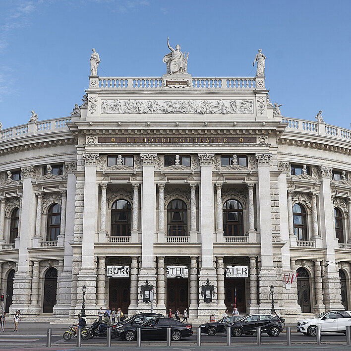 Wiener Burgtheater Außenansicht bei Tag mit Autos und Passanten