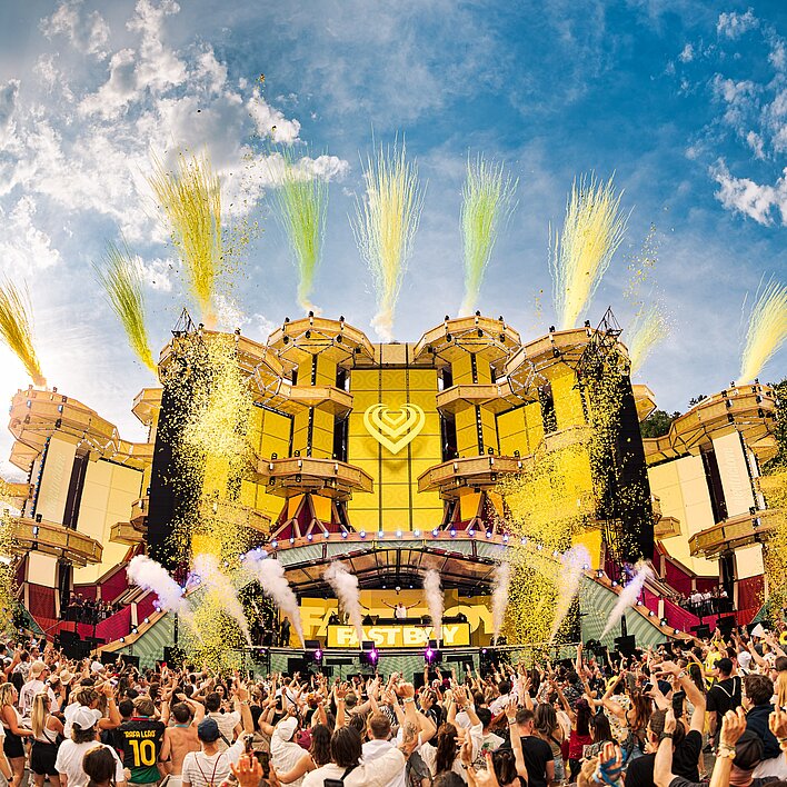 Electric Love Festival Publikum vor Bühnen-Ansicht bei Tag