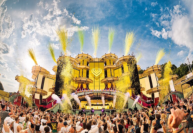 Electric Love Festival Publikum vor Bühnen-Ansicht bei Tag