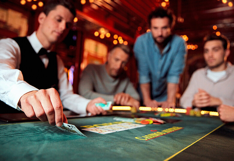 Poker Model Gruppe Showdown letzte Karte
