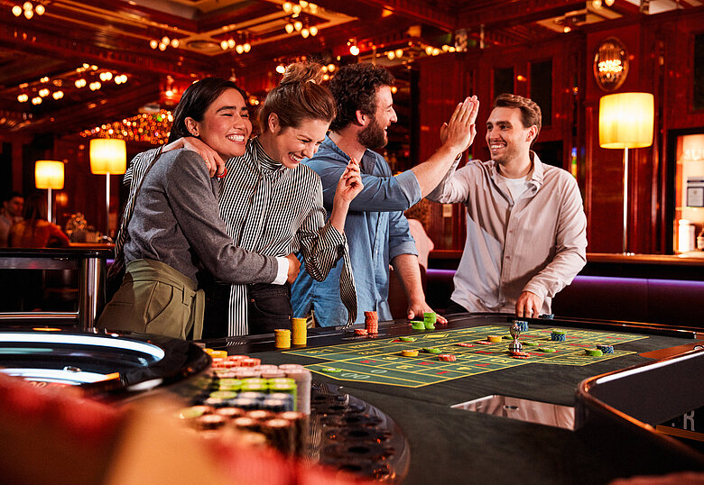 Casinos Austria Gruppe von Gästen freut sich bei Roulette