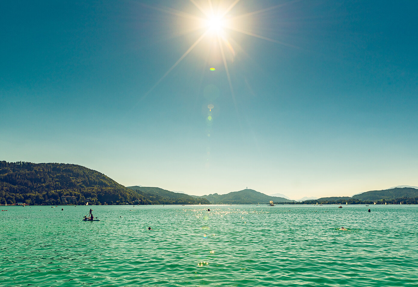 Foto vom Wörthersee mit blauem Himmel