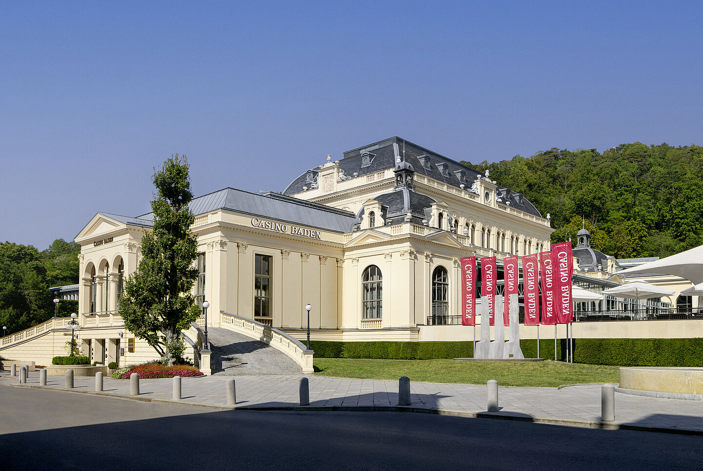 Casino Baden Außenansicht bei Tag