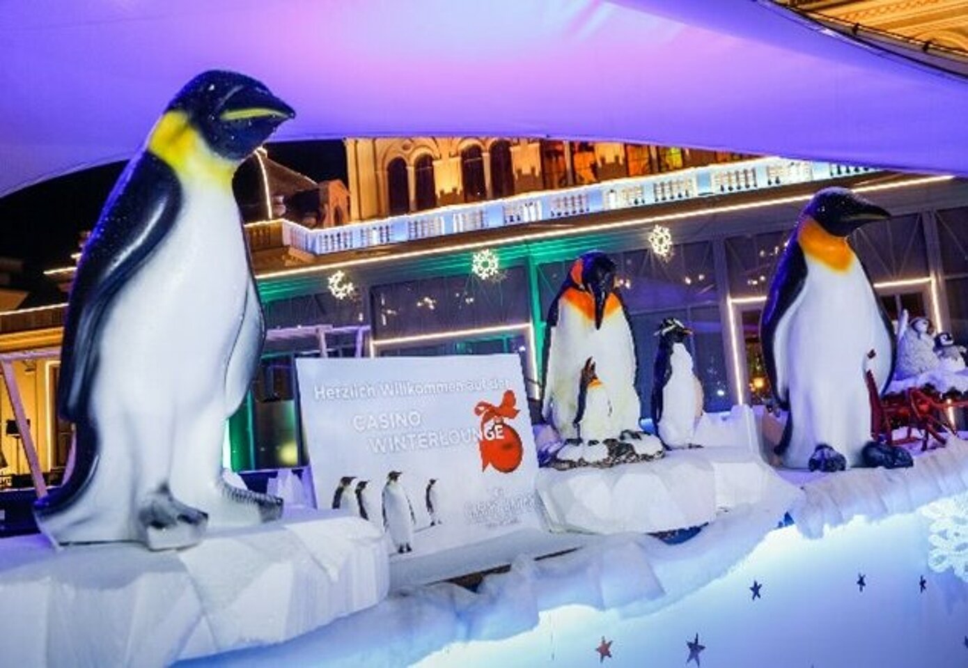 Kunststoff Pinguine auf der winterlichen Casinoterrasse