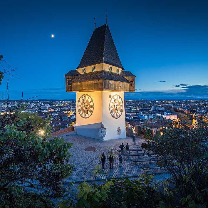 Grazer Uhrturm bei Nacht.