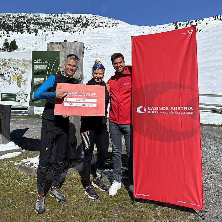 Casino Innsbruck Mitarbeiter bei Scheck-Übergabe an Team OnSight