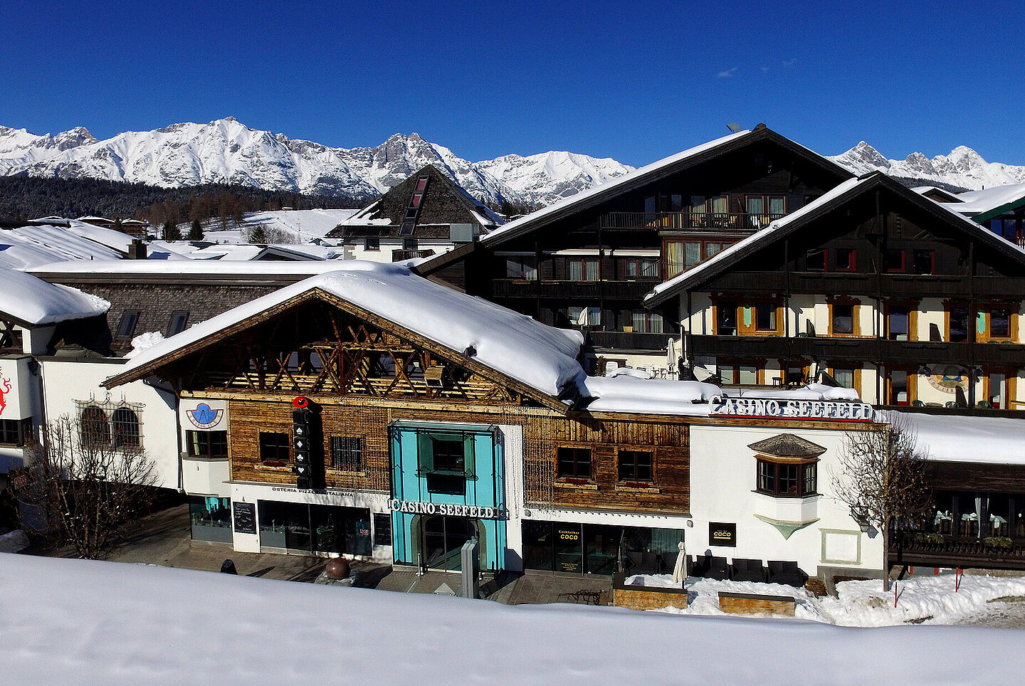 Casino Seefeld im Winter mit Schnee bedeckten Dächern