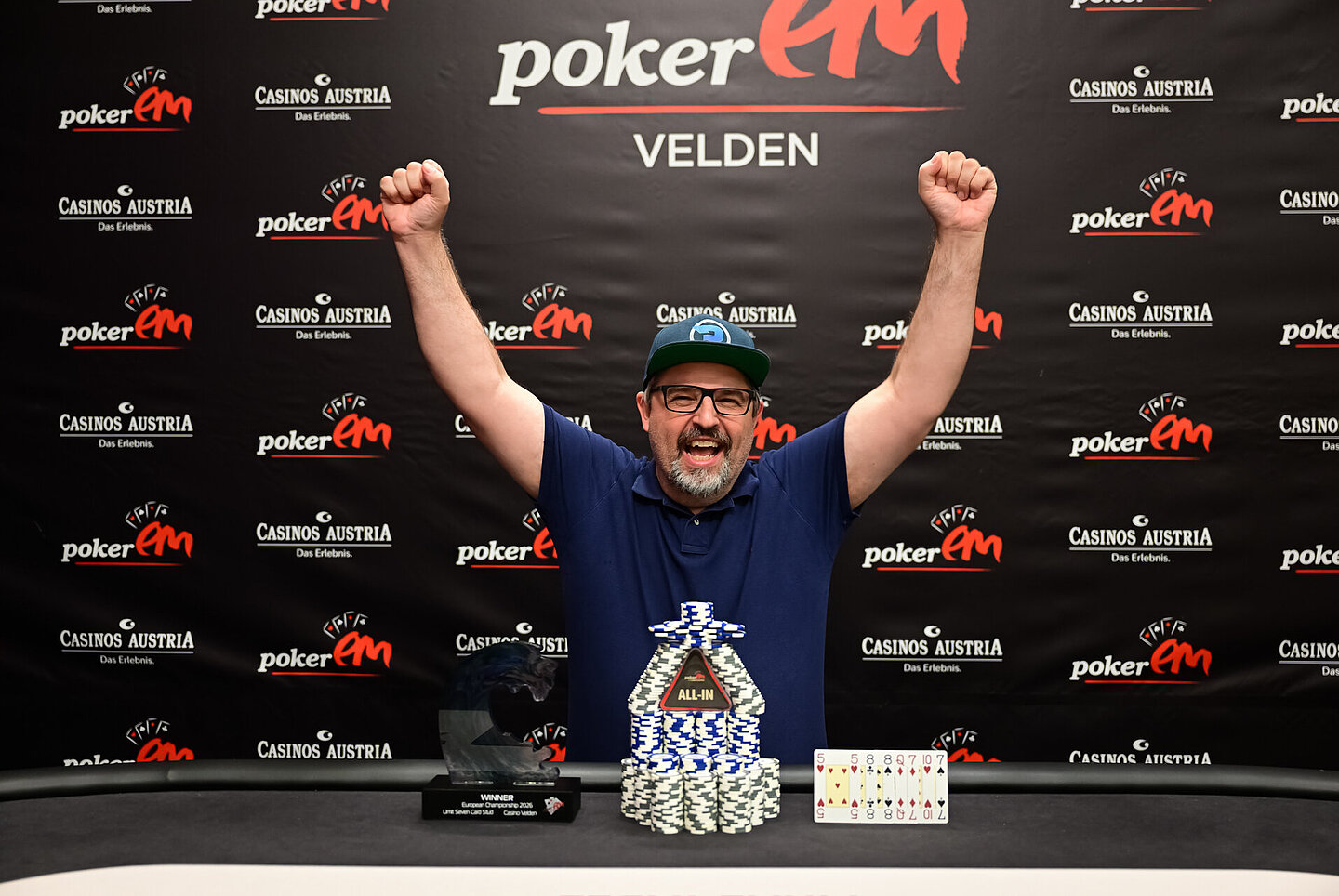Gewinner sitzt am Final Table. 