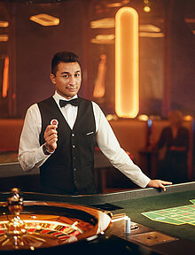 Croupier am Roulette-Tisch mit 13er Jeton