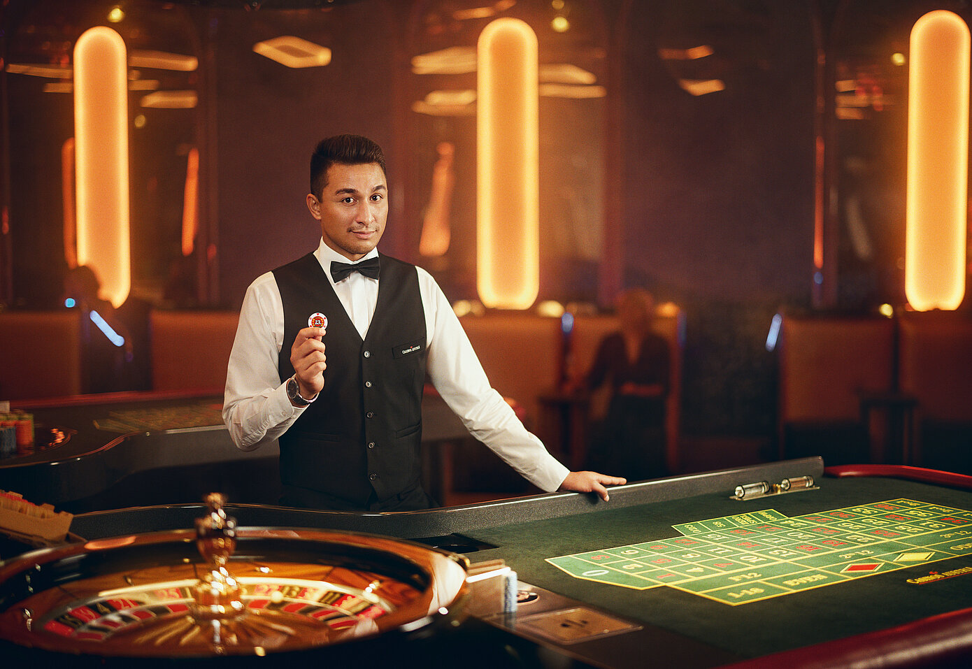 Croupier am Roulette-Tisch mit 13er Jeton
