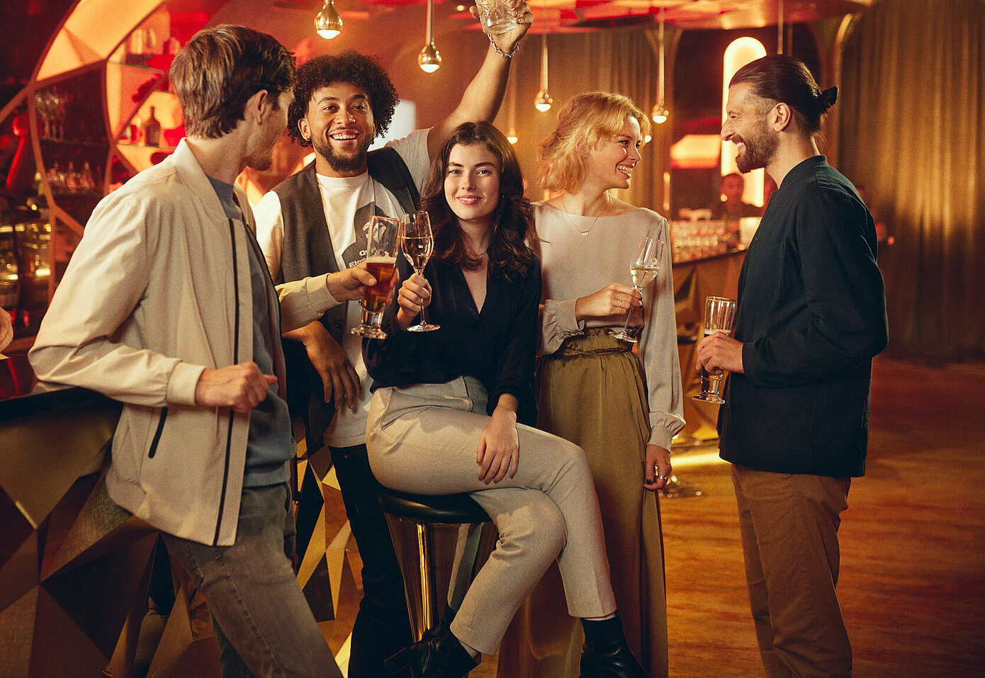 Gäste sitzen mit Getränk an der Casino Bar