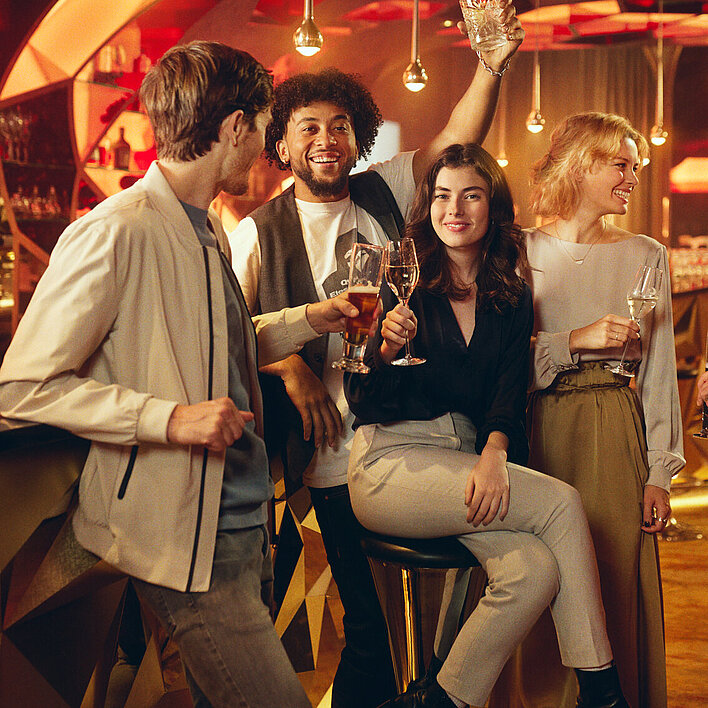 Gäste sitzen mit Getränk an der Casino Bar