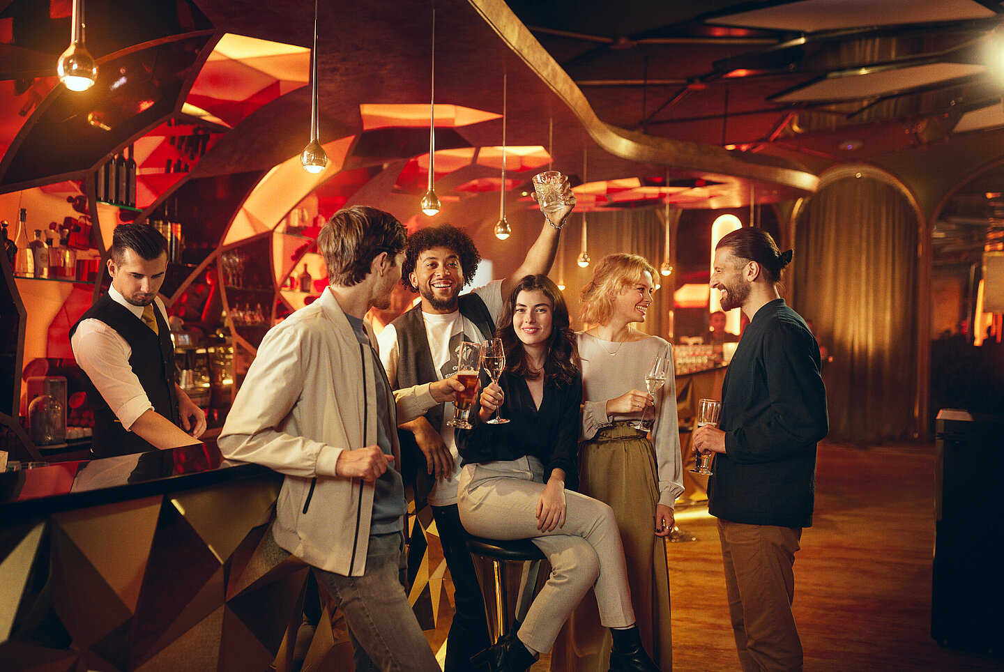 Gäste sitzen mit Getränk an der Casino Bar