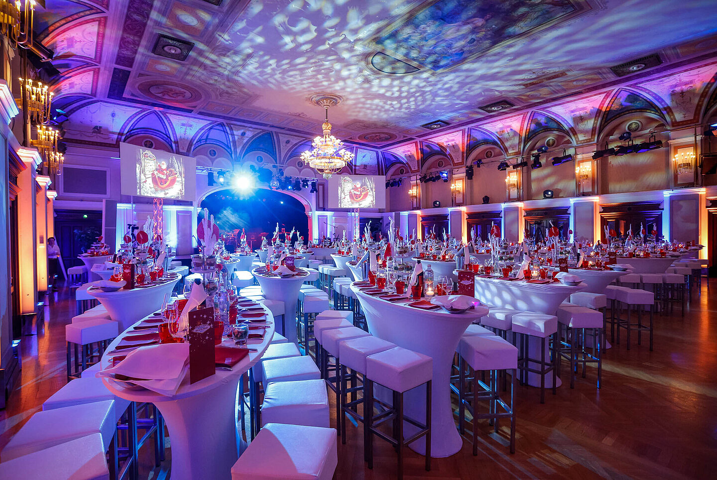 Festsaal im stimmungsvollen Licht rosa und blau