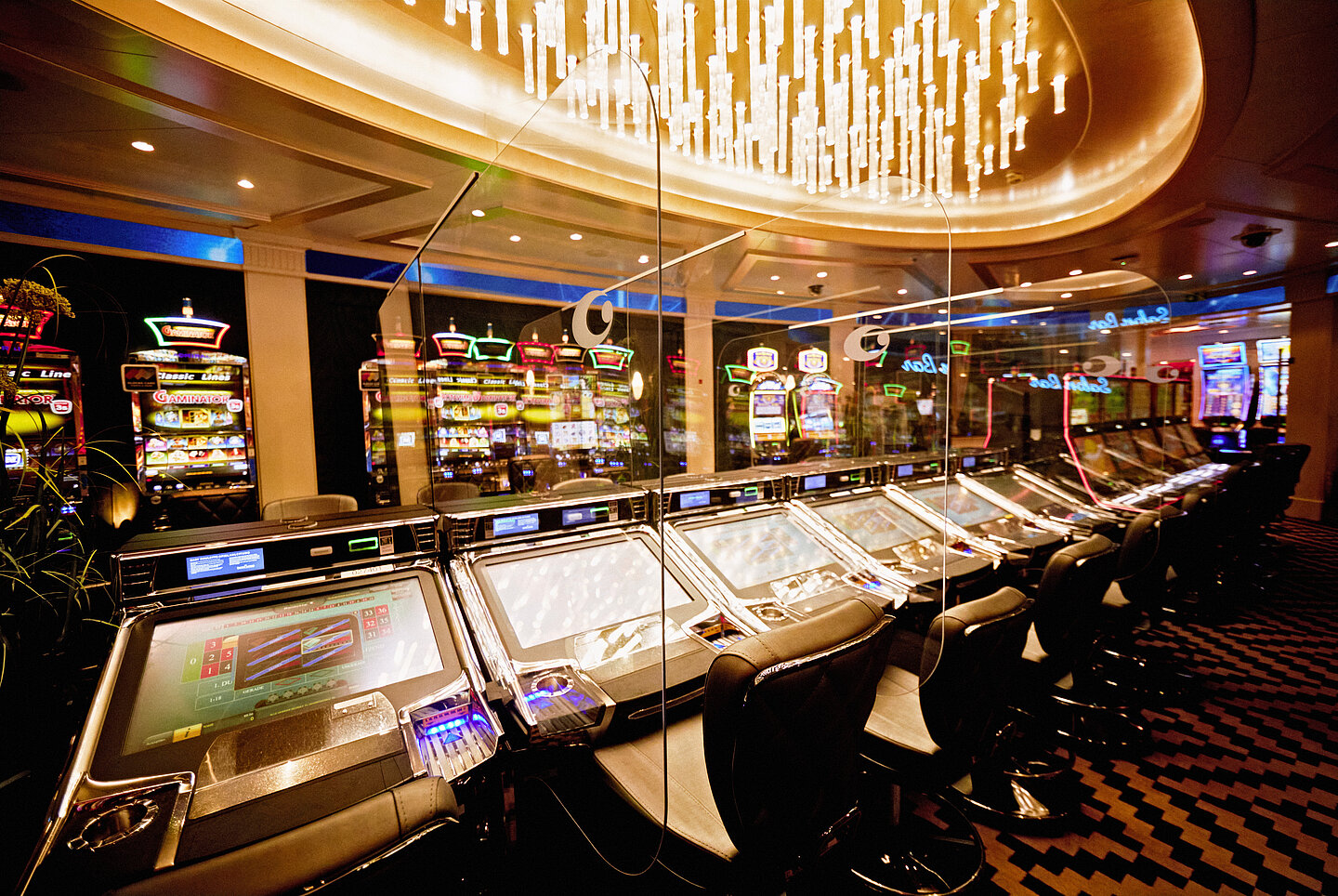 Casinos Austria Spielautomaten mit Trennwänden aus Acryl