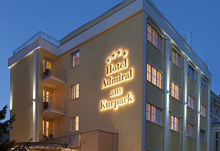 Hotel Admiral am Kurpark Baden Außenansicht bei Nacht