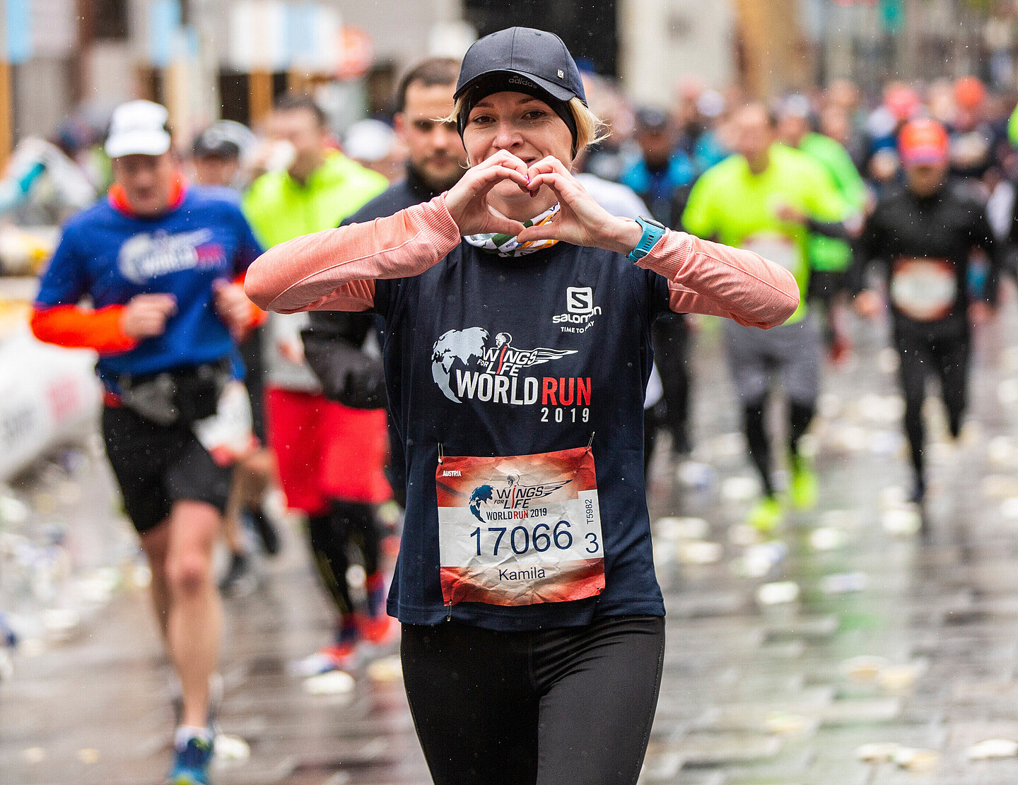 Wings for Life World Run Läuferin formt Herz mit Händen