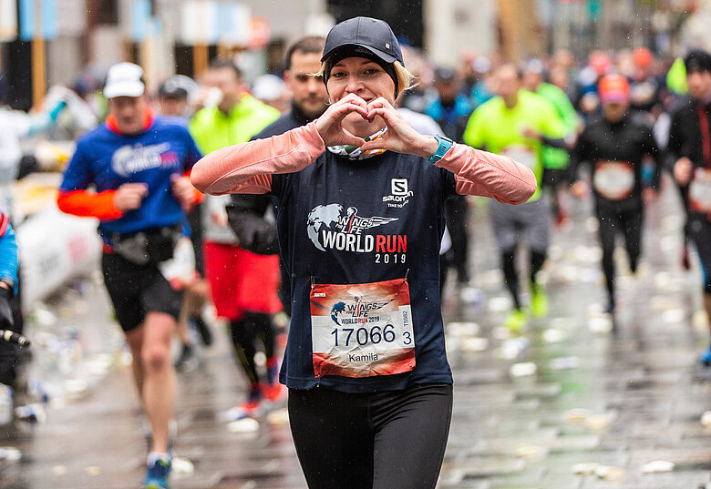 Philipp Benedikt Wings for Life World Run Läuferin formt Herz mit Händen